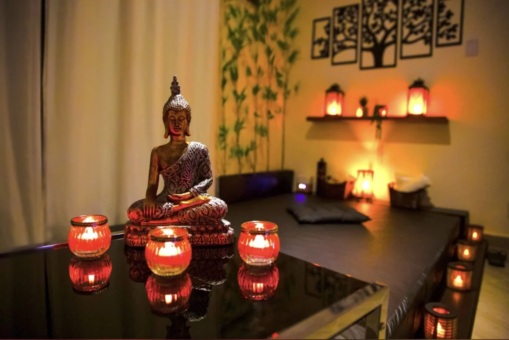 Sala de massagem privativa com iluminação quente - SPA NURU Barra da Tijuca