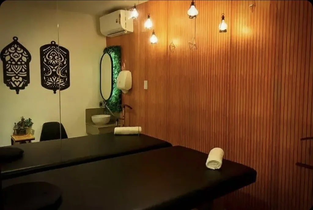 Sala de massagem privativa com iluminação quente - SPA NURU Barra da Tijuca