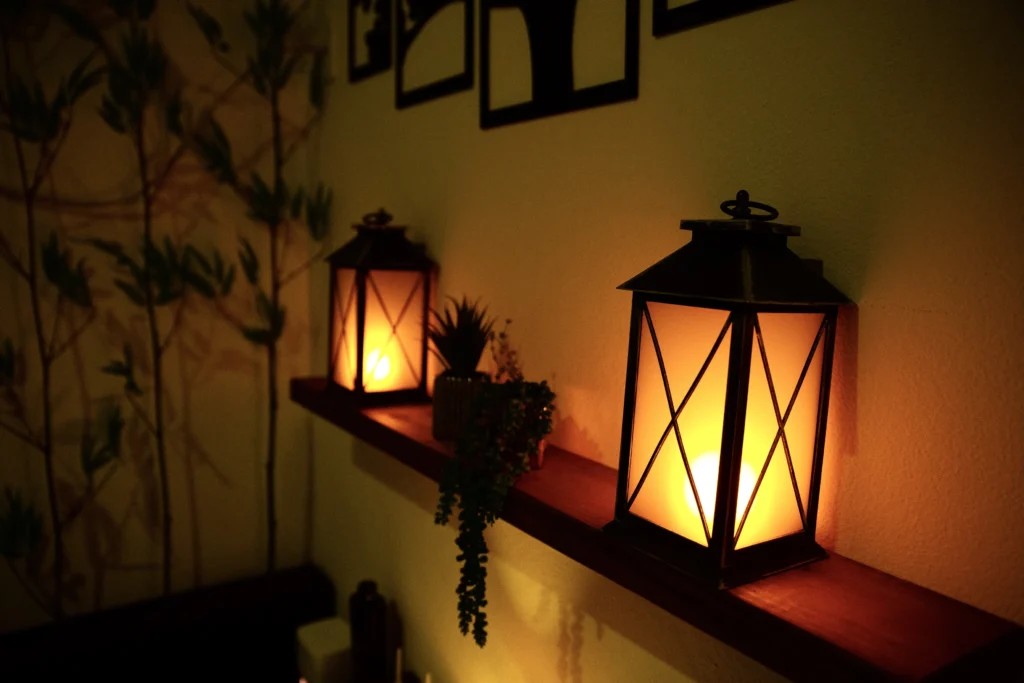 Sala de massagem privativa com iluminação quente - SPA NURU Barra da Tijuca